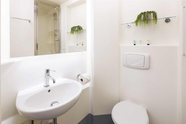 1 bed studio, Calton Road, Holyrood, Edinburgh, EH88DP - Image 6